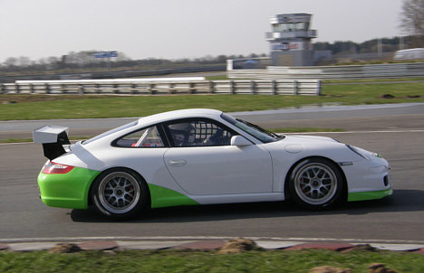 Claus Christensen under den første prøvetur i sin nye Porsche racer.